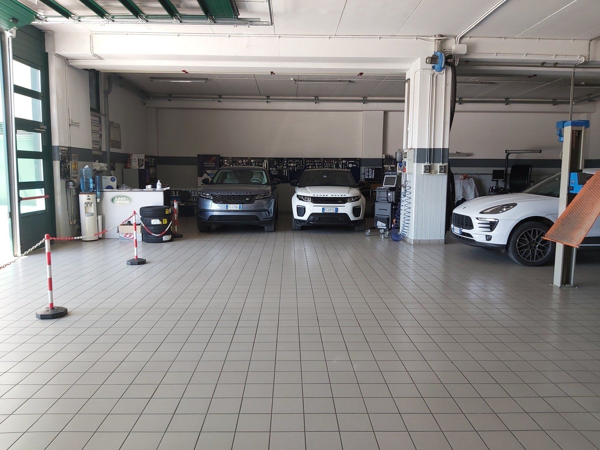 interno autofficina assistenza land rover