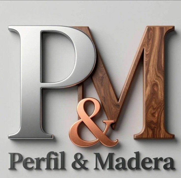 Logotipo “PM” en plata metalizada y con textura de madera, con el texto “Perfil & Madera” debajo sobre un fondo gris.