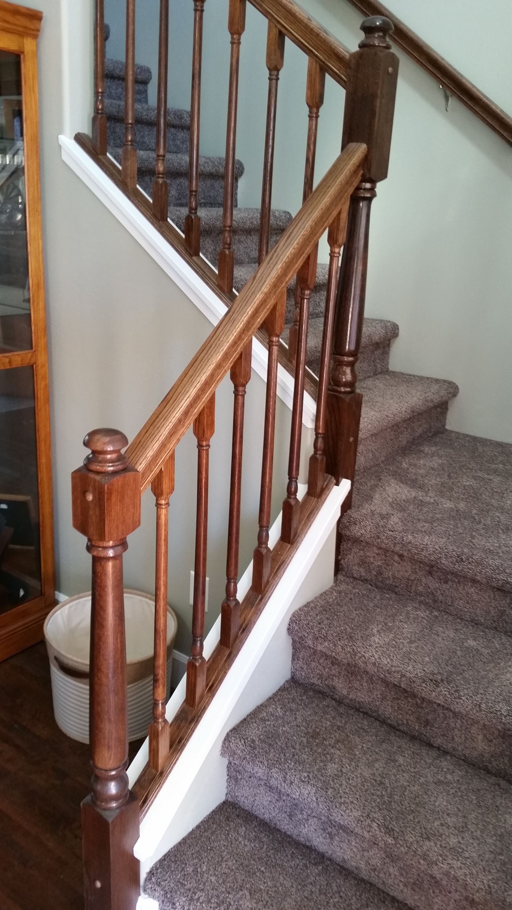 A group of people are sitting at tables in a restaurant.