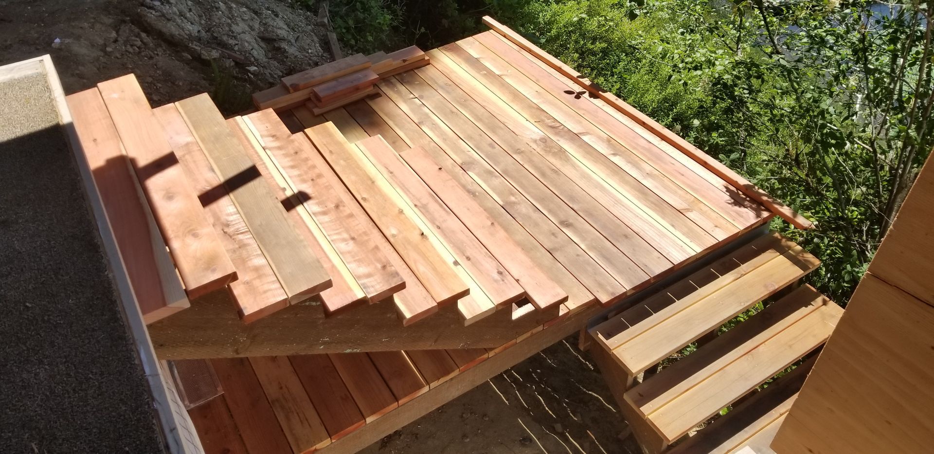A group of people are sitting at tables in a restaurant.