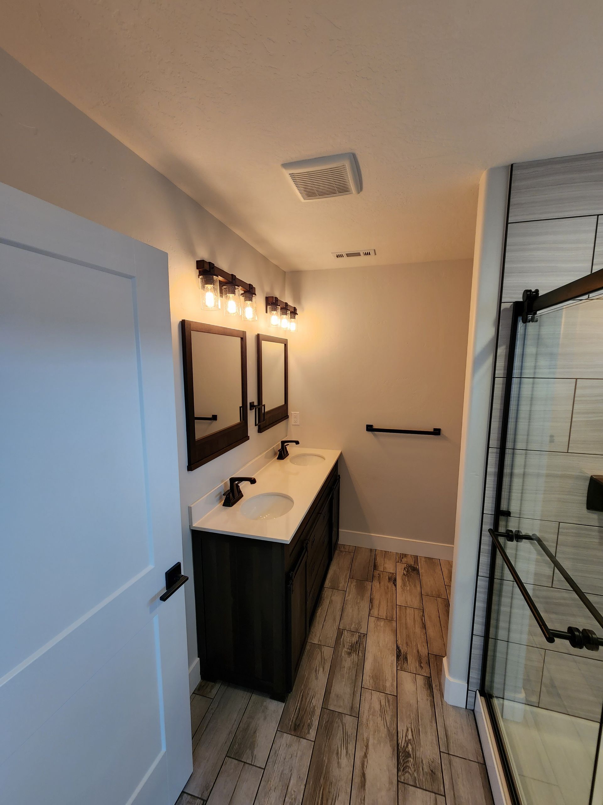 A group of people are sitting at tables in a restaurant.