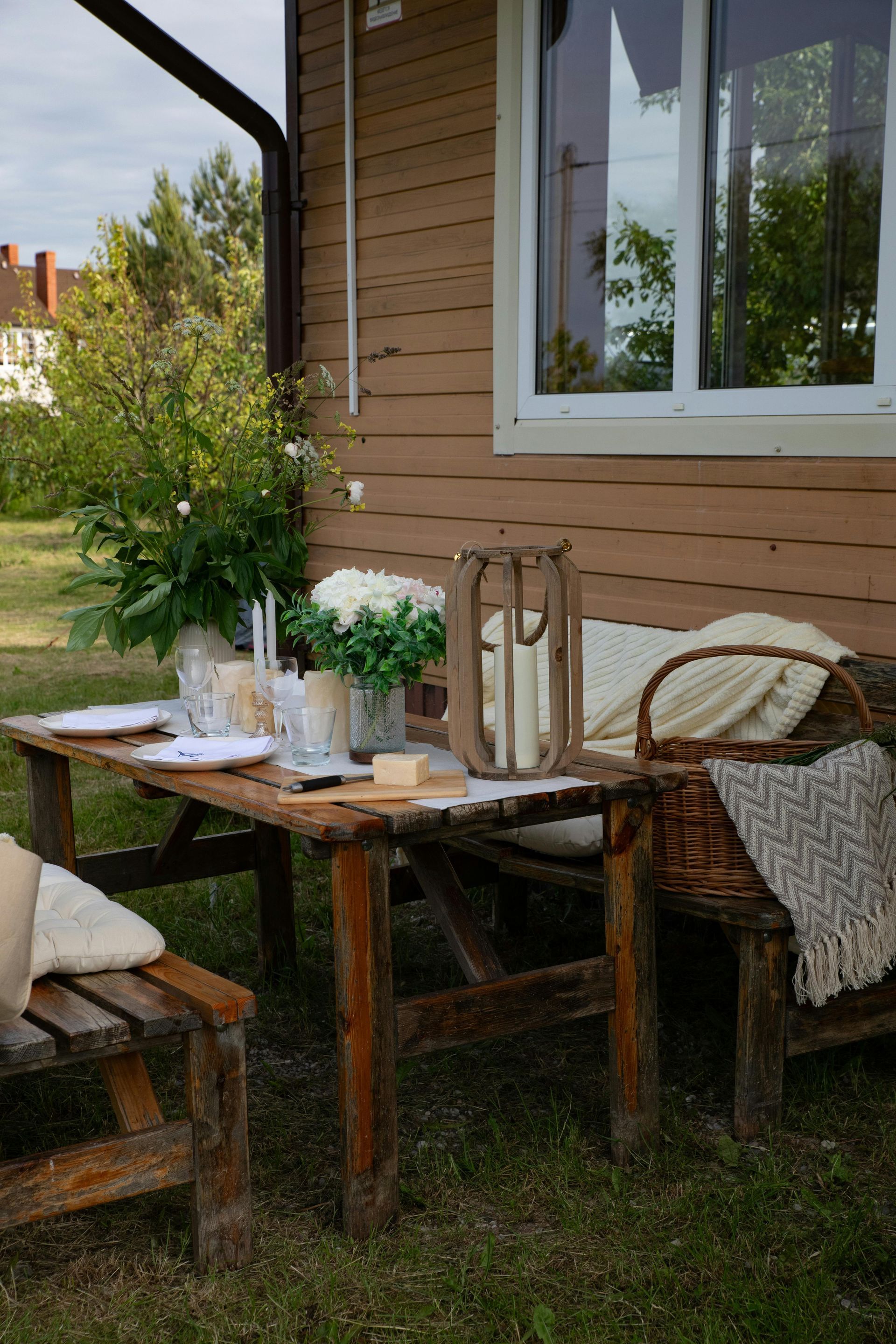 A group of people are sitting at tables in a restaurant.