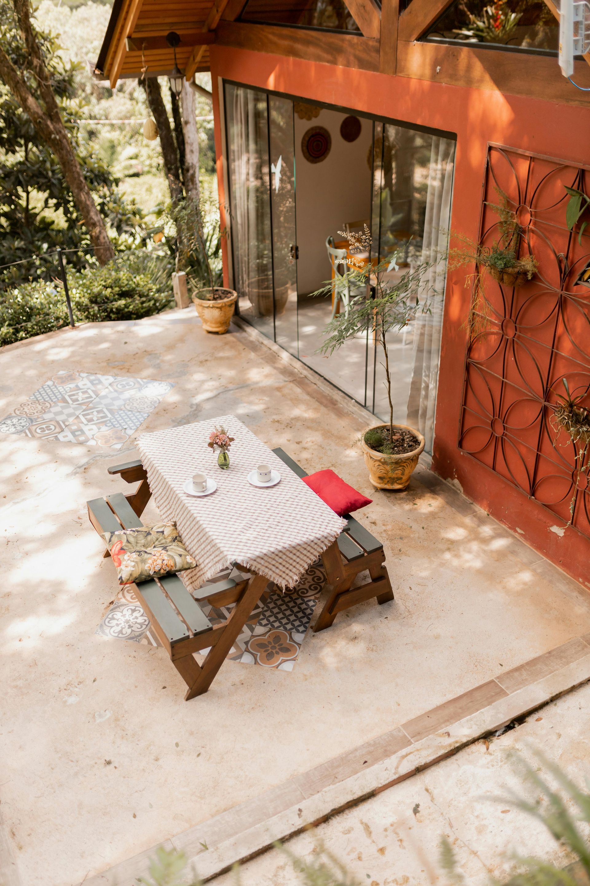 A ladder is sitting on the side of a brick house.
