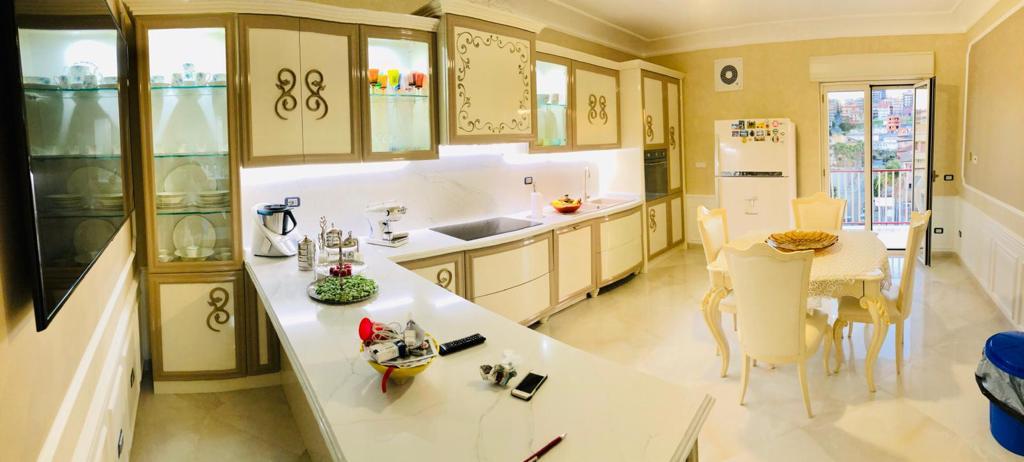 Cucina con arredo in legno