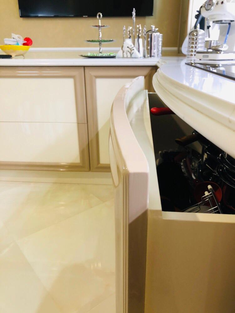 Cucina con mobili in legno