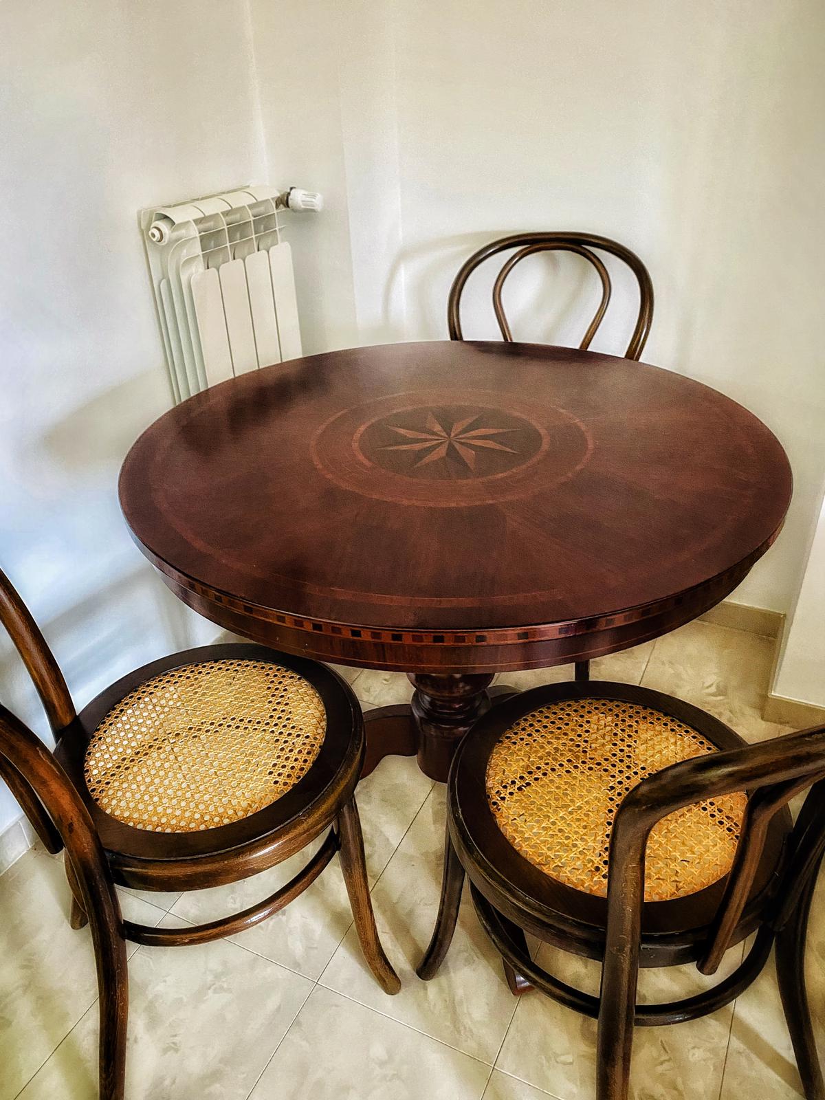 Tavolo rotondo in legno con sedie