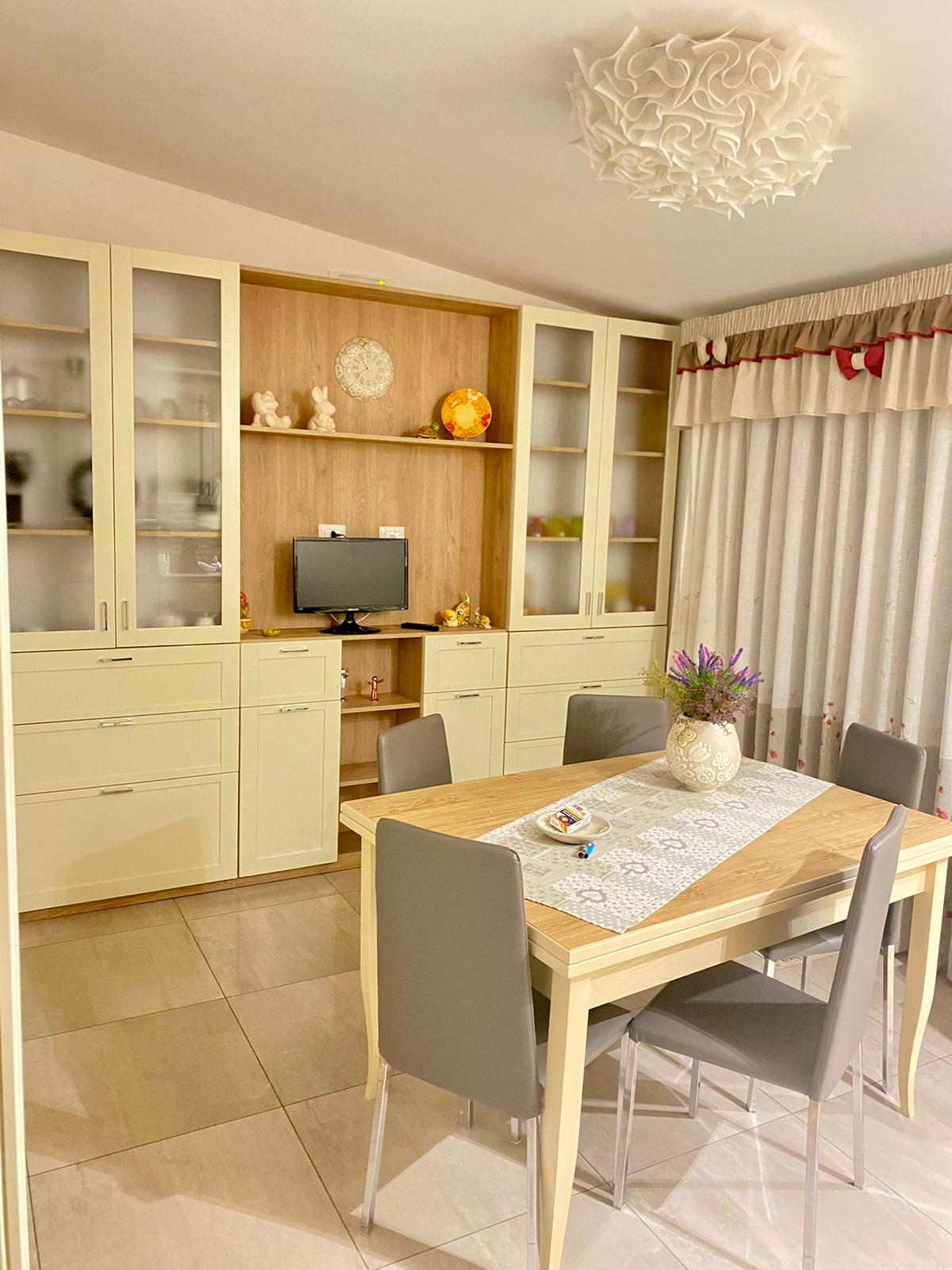 Stanza con mobili in legno