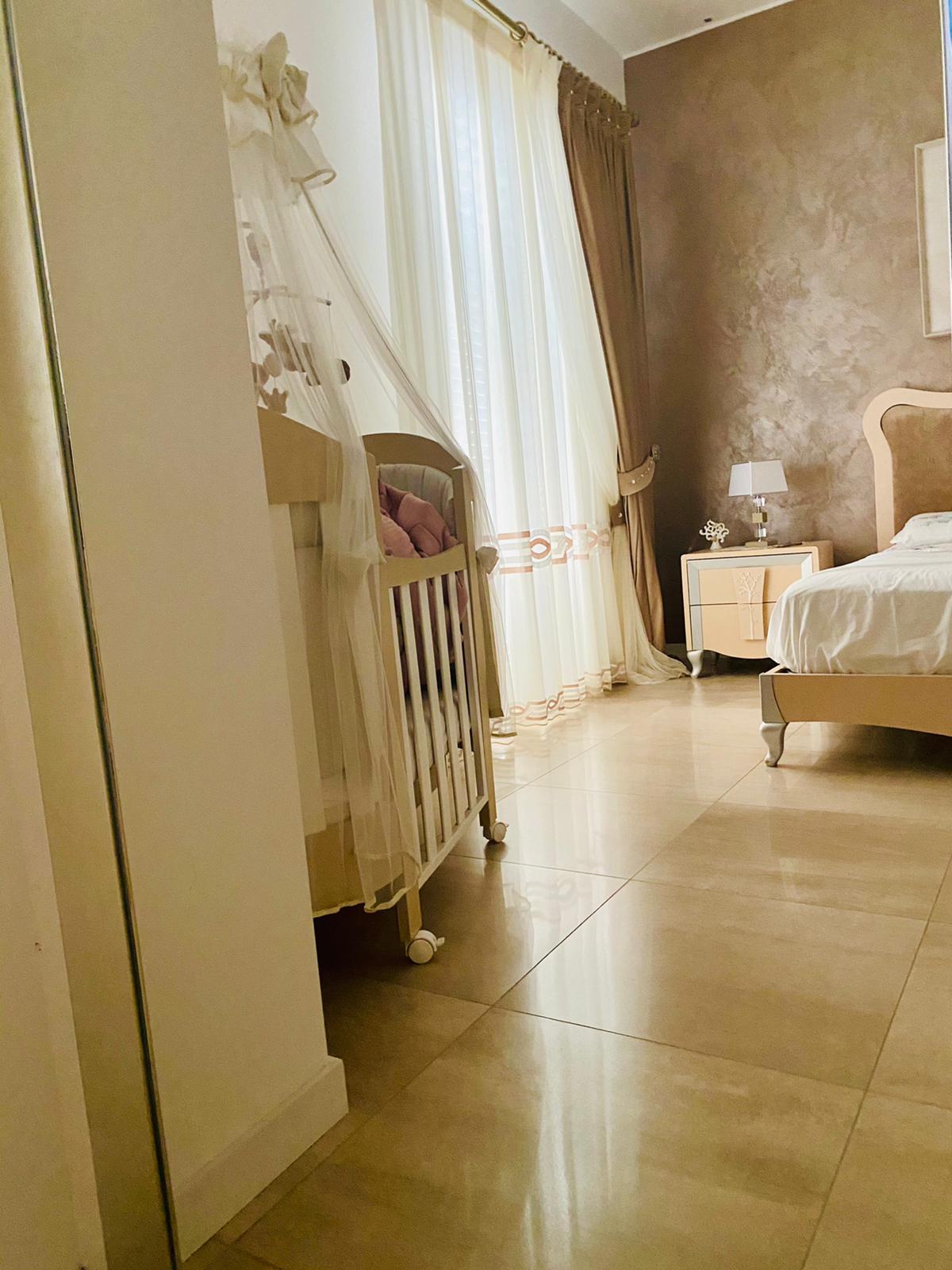 Stanza con mobili in legno