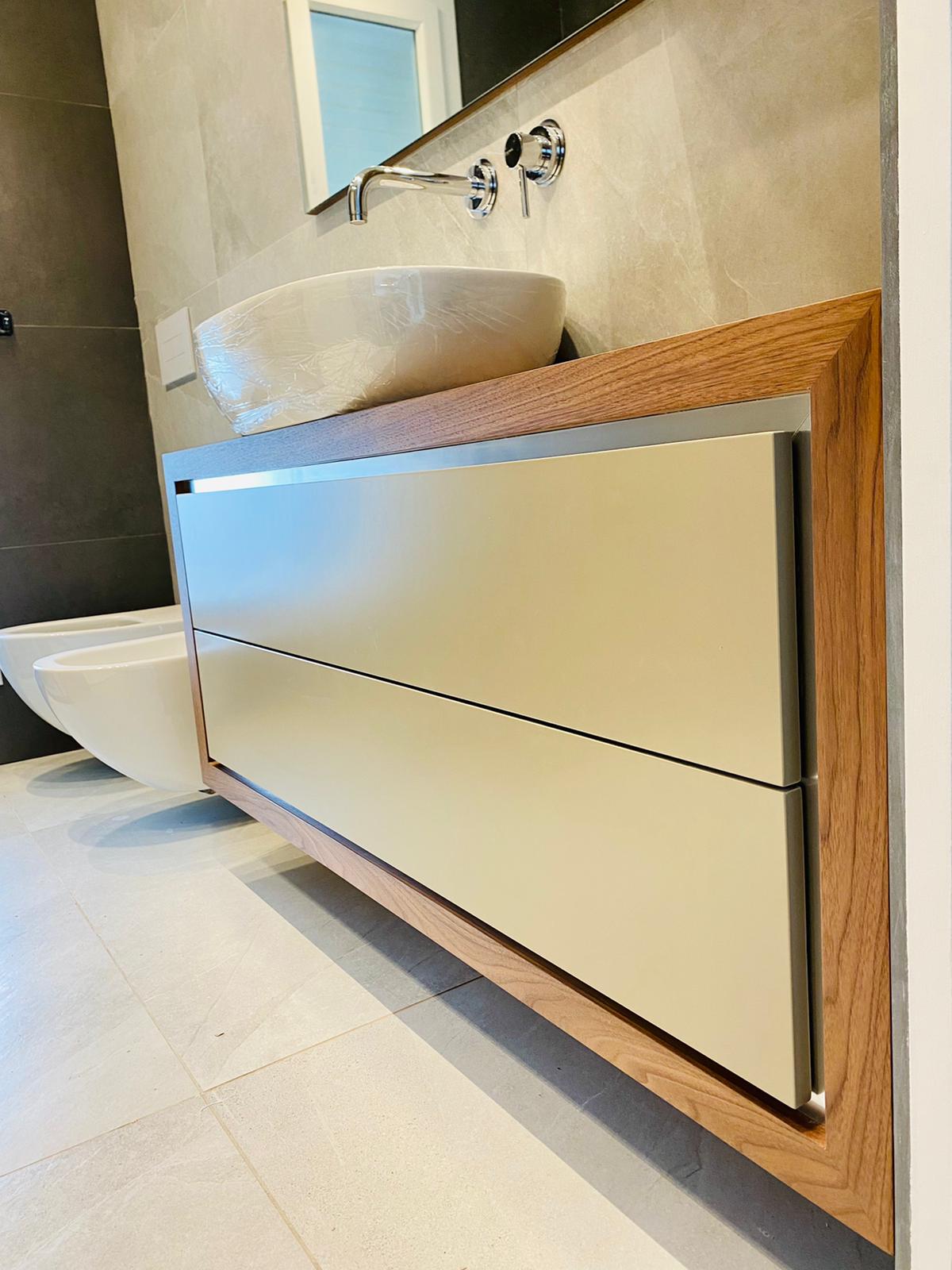 Arredo bagno in legno