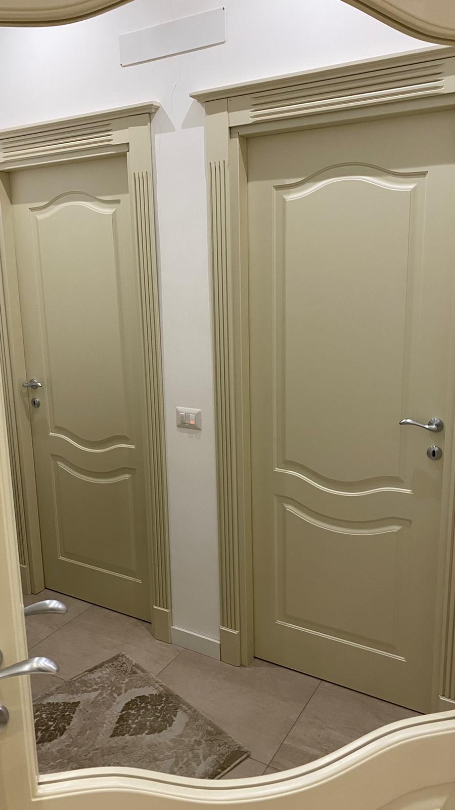 Porta in legno beige