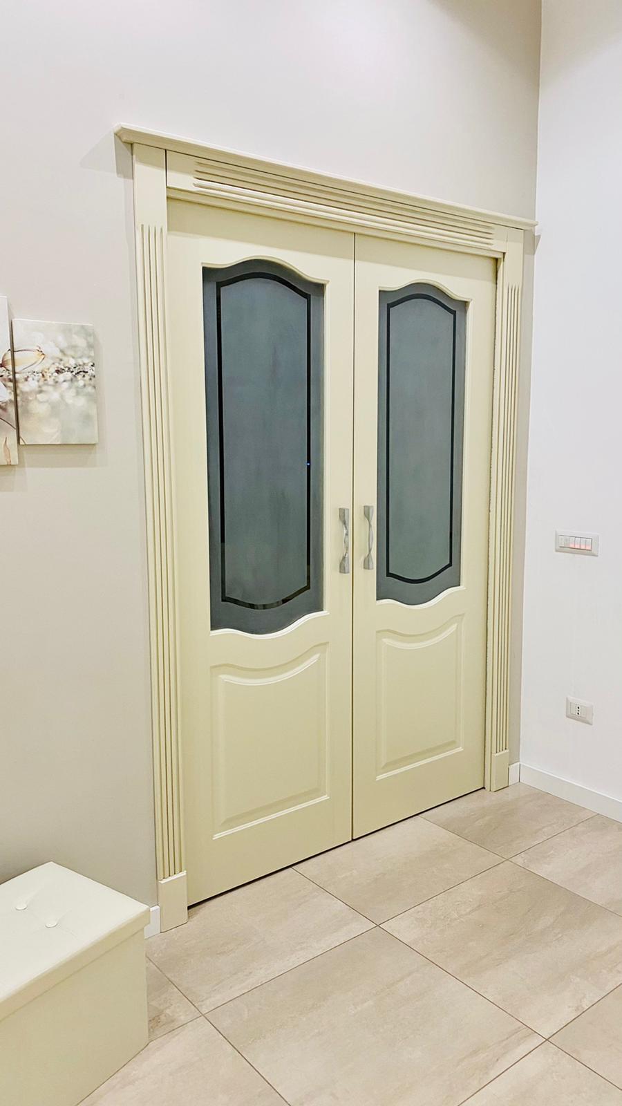 Porta in legno a due ante