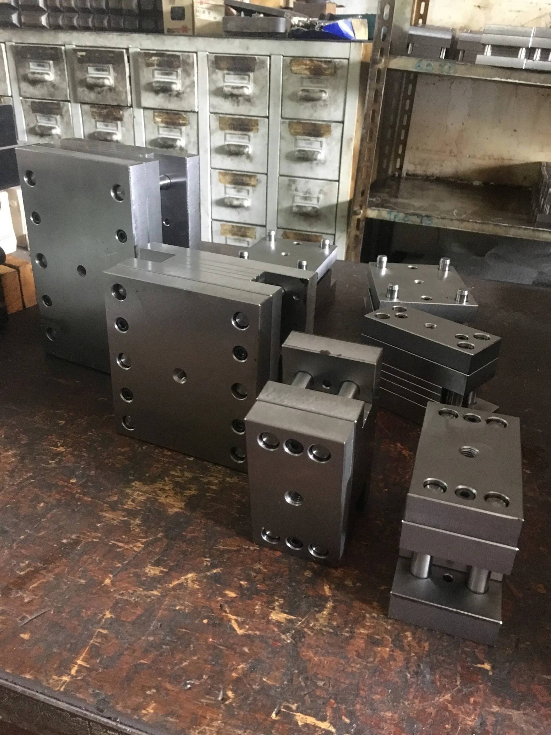 blocchi di metallo lavorato