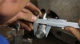 misura di precisione su elemento metallico