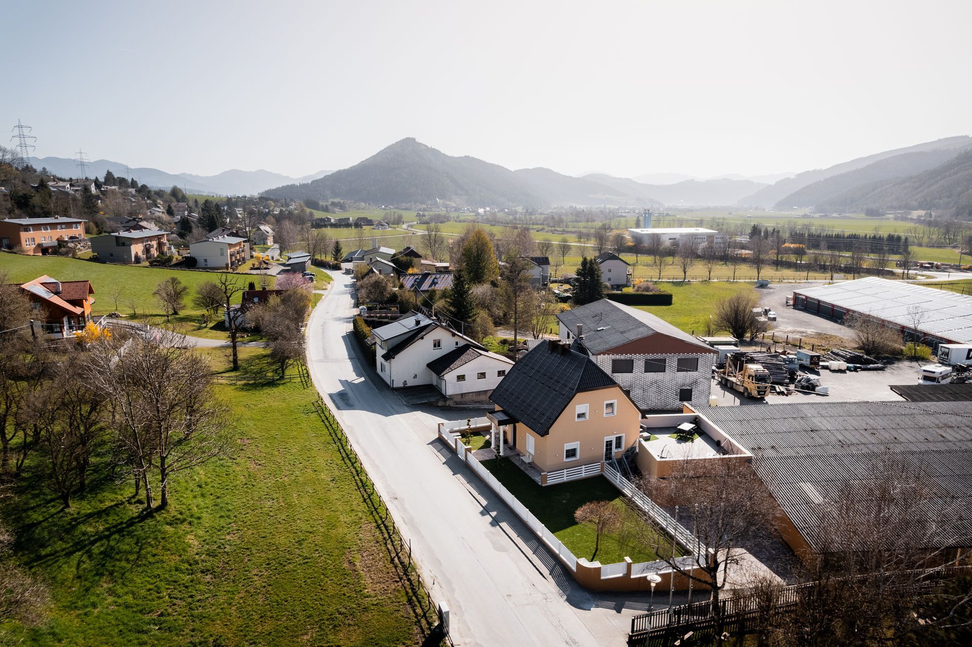 ein Haus mit vielen Fenstern beleuchtet in der Nacht