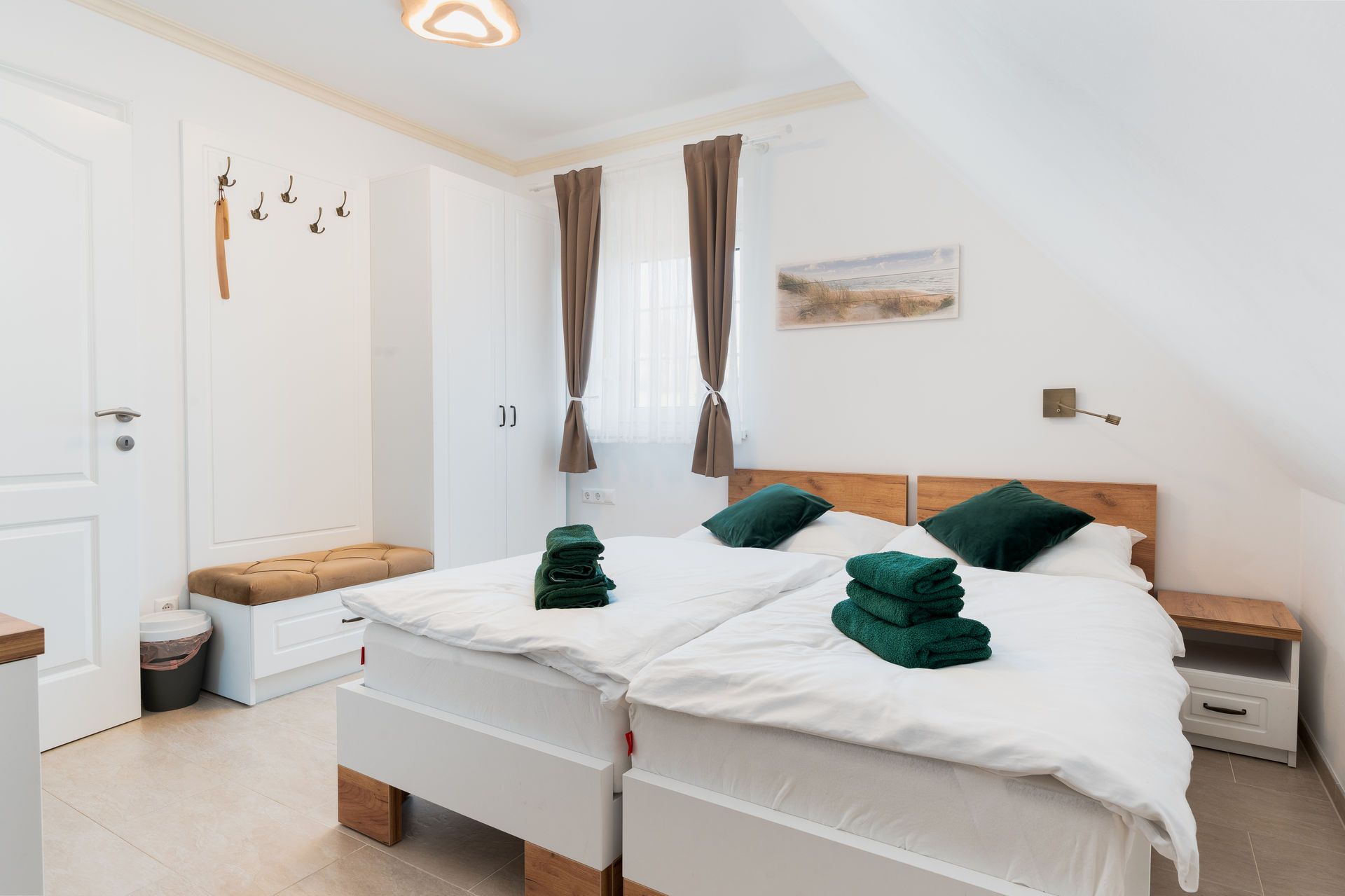 ein Schlafzimmer mit zwei Betten und einem Fernseher