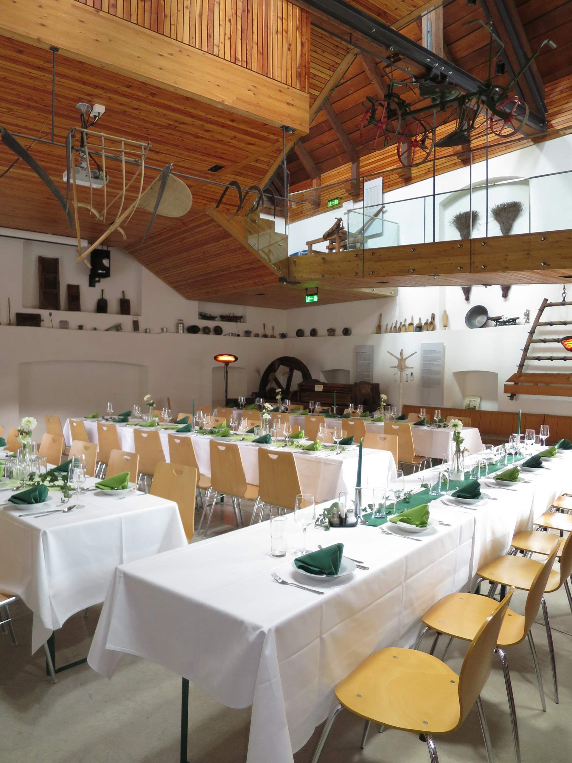 eine lange Reihe von Tischen und Stühlen in einem Raum