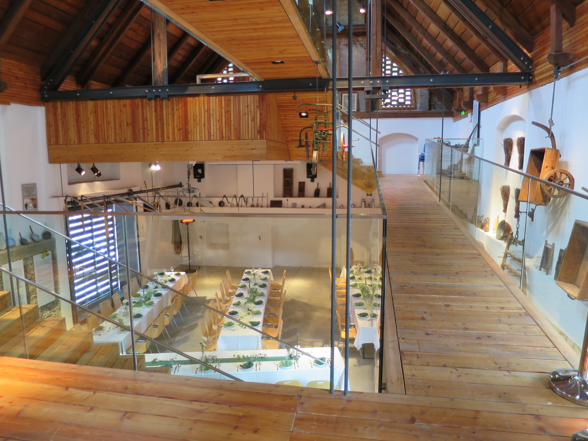 ein großer Raum mit einem Tisch und Stühlen darauf