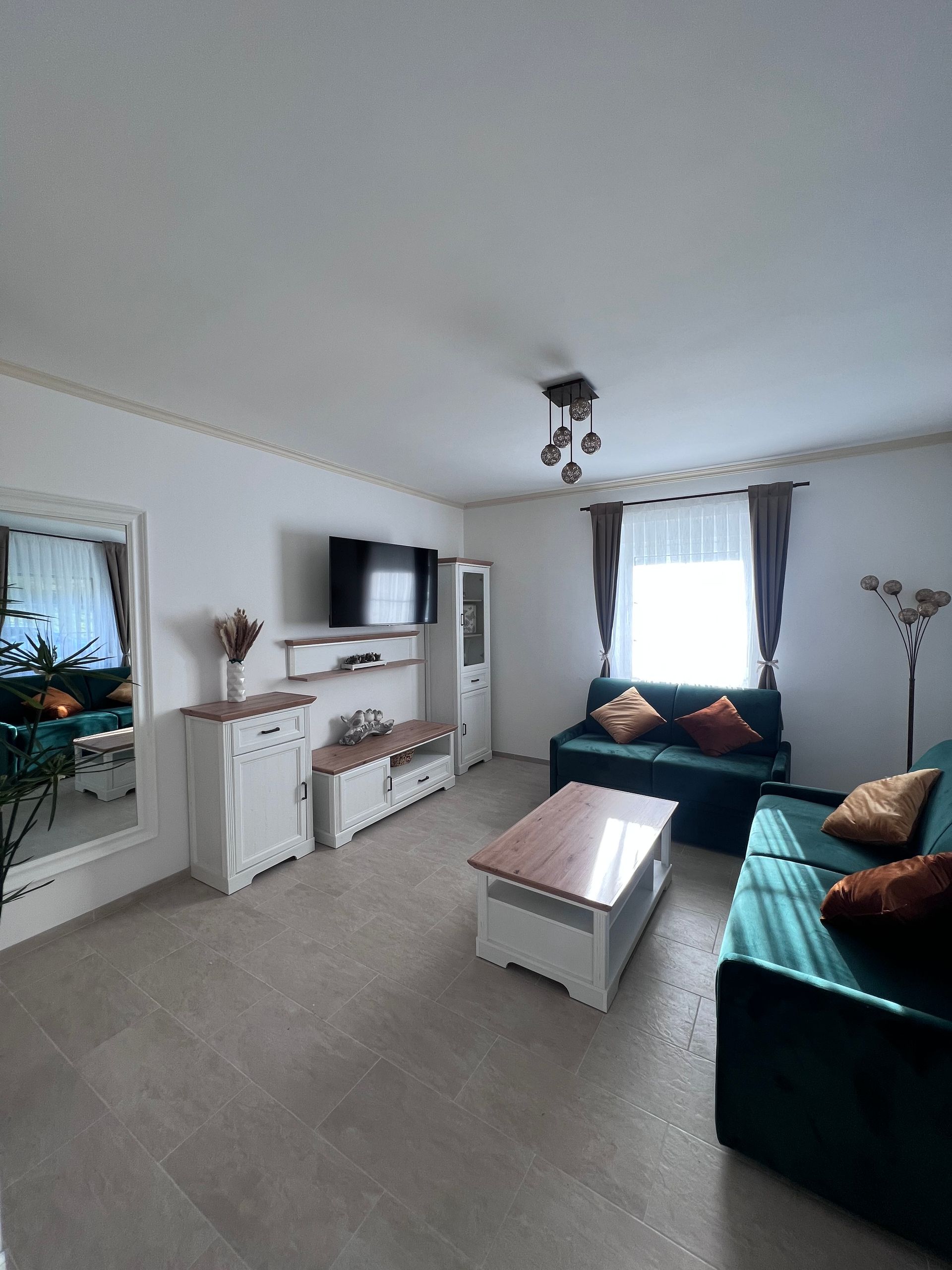 Zimmer mit Couch und Wohnwand