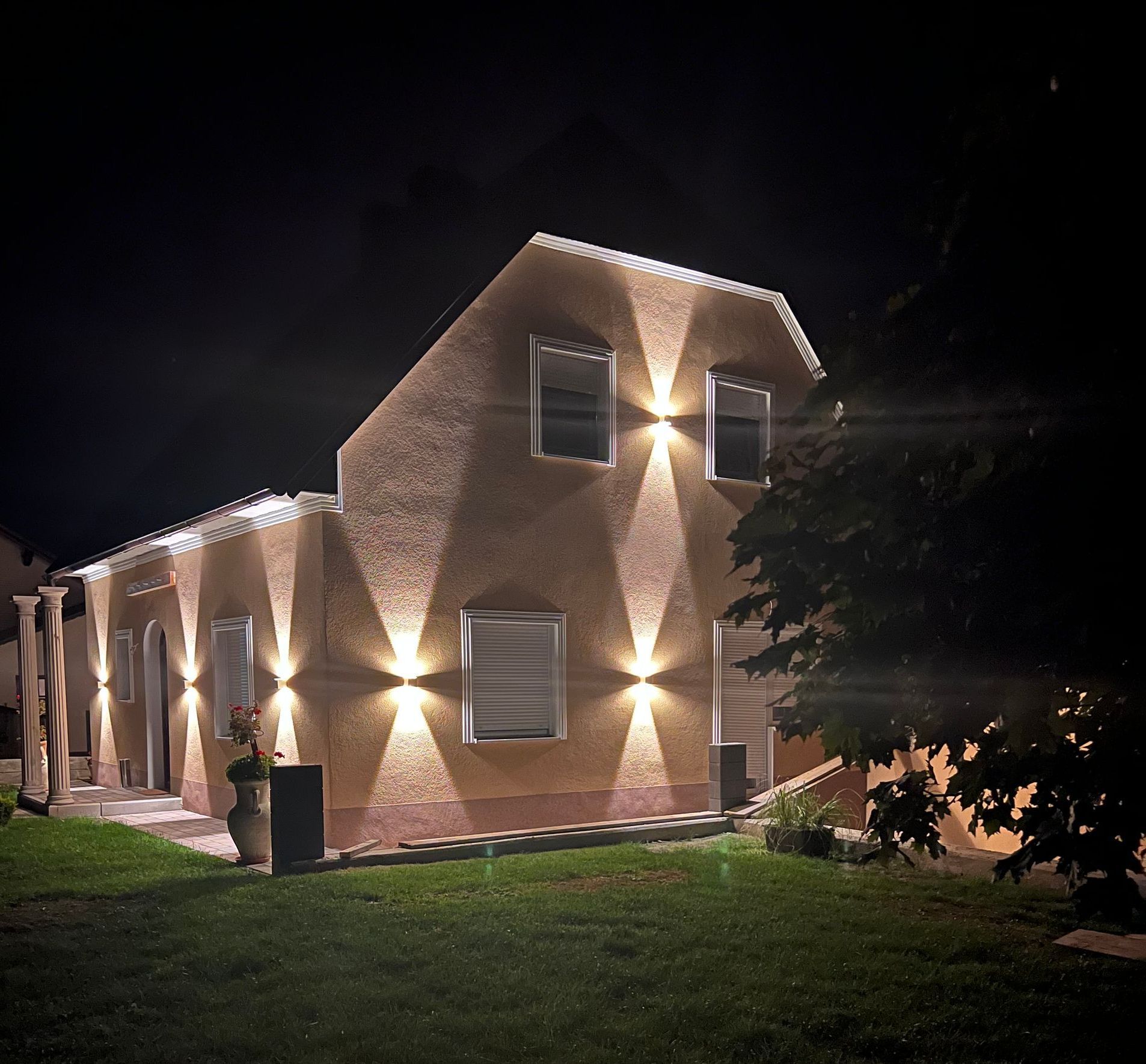 ein Haus mit vielen Fenstern beleuchtet in der Nacht