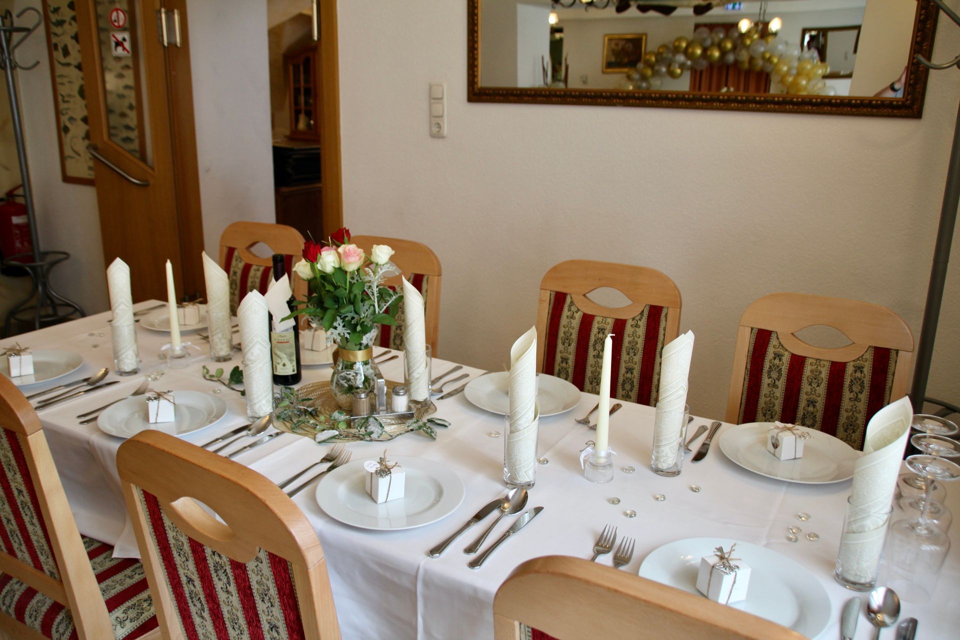 gedeckter festlicher Tisch