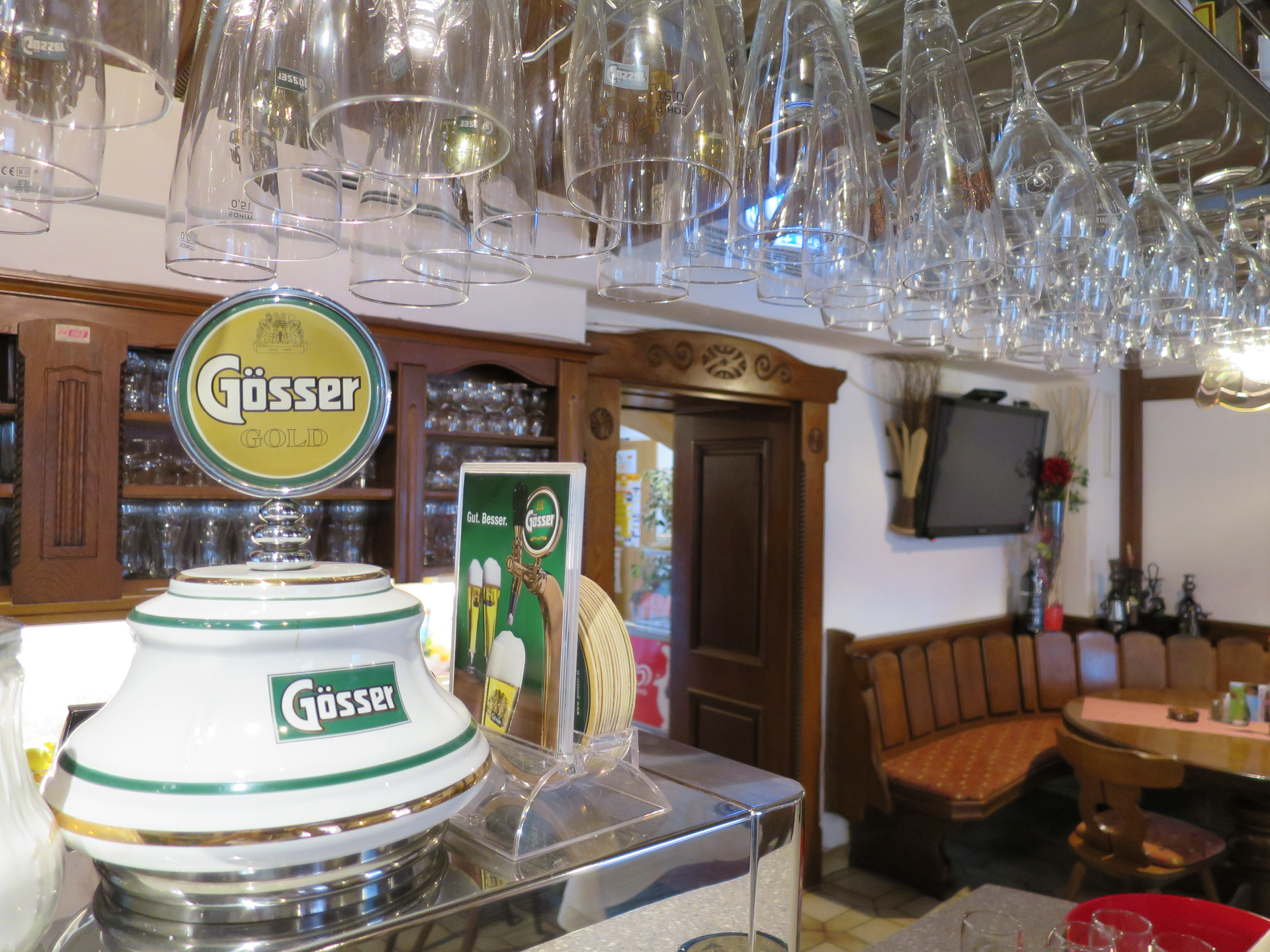 in einem Restaurant steht ein Gösser-Logo auf einer Bar