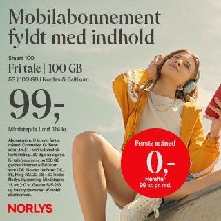 En kvinde der sidder i en sofa og kigger på sin telefon
