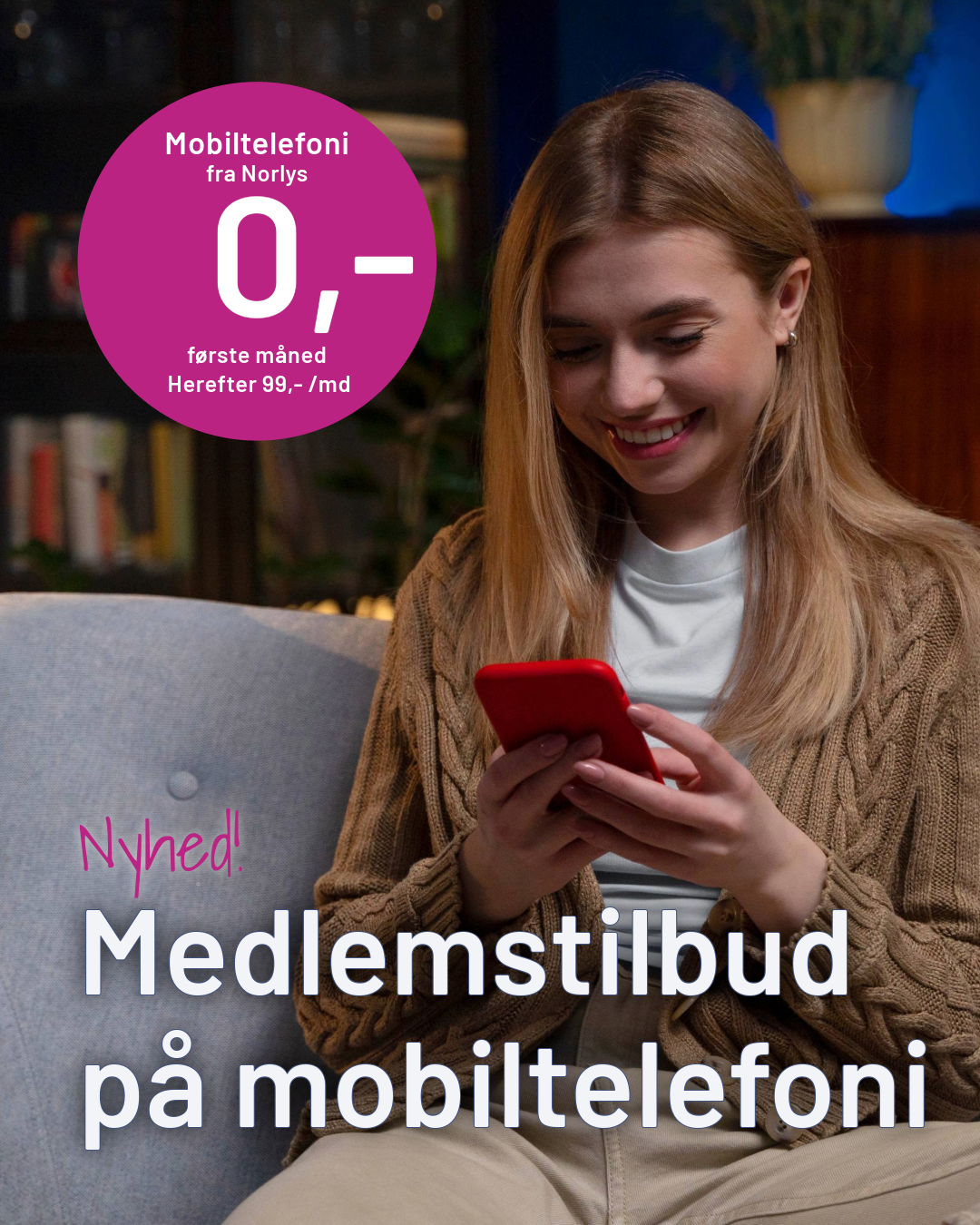 En kvinde der sidder i en sofa og kigger på sin telefon
