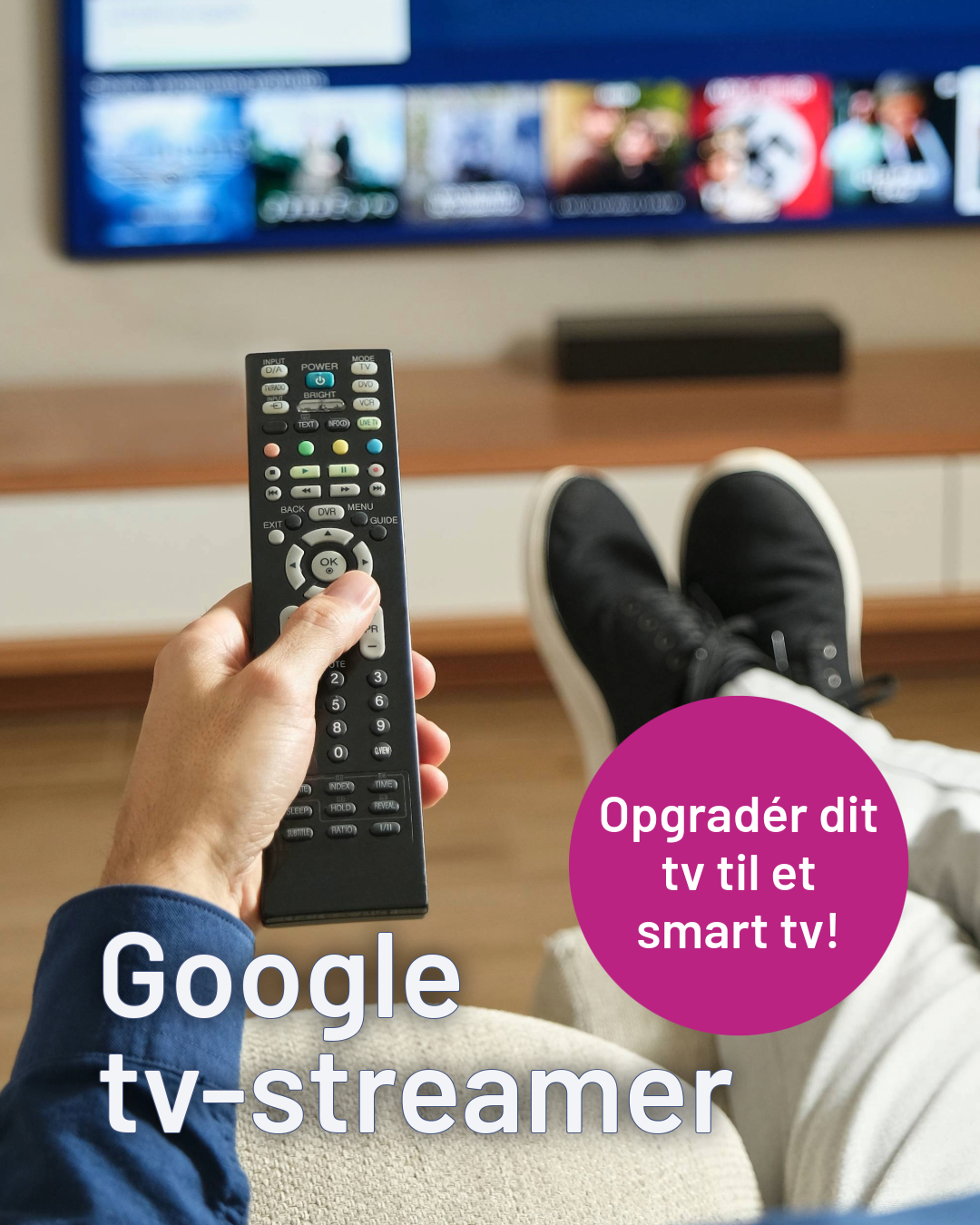 En kvinde sidder i sin sofa og spiser popcorn med en fjernbetjening i hånden