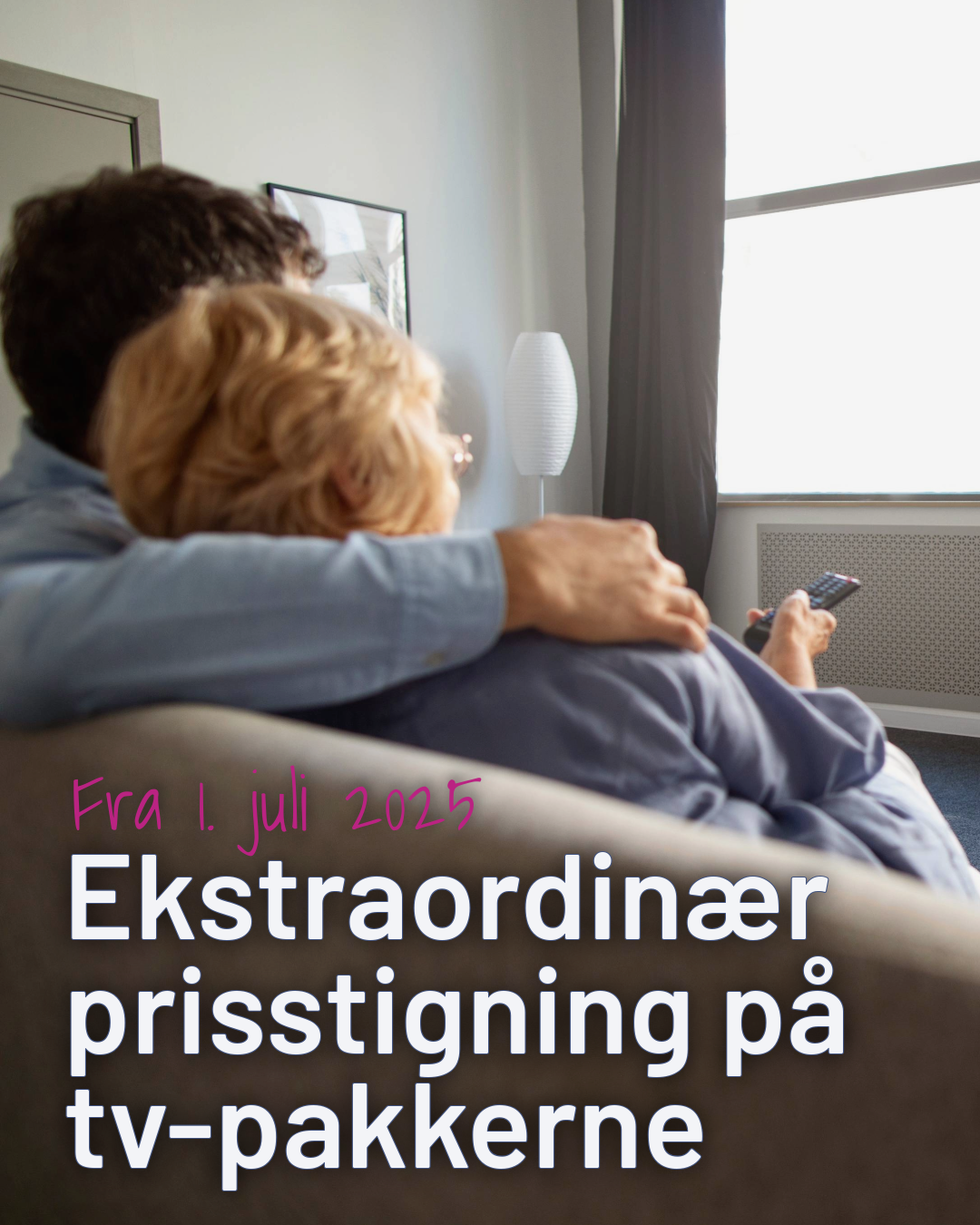 En kvinde sidder i sin sofa og spiser popcorn med en fjernbetjening i hånden