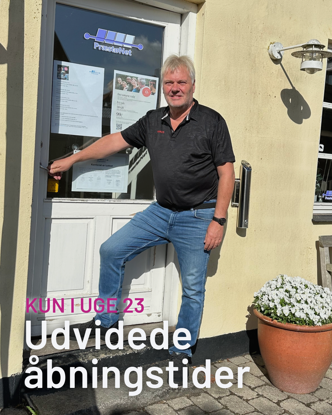 En mand i en sort t-shirt står foran en dør. 