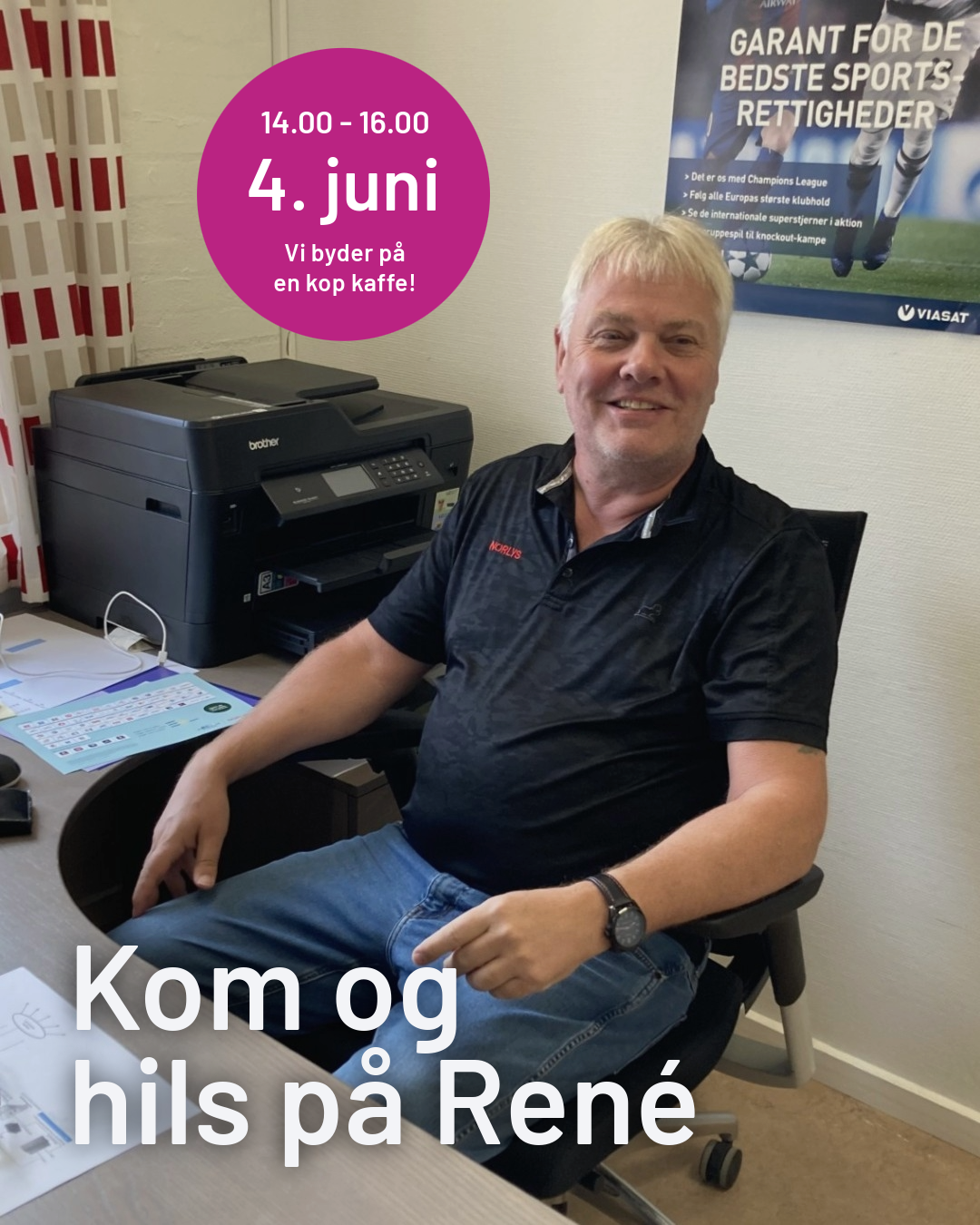 En mand sidder ved et skrivebord