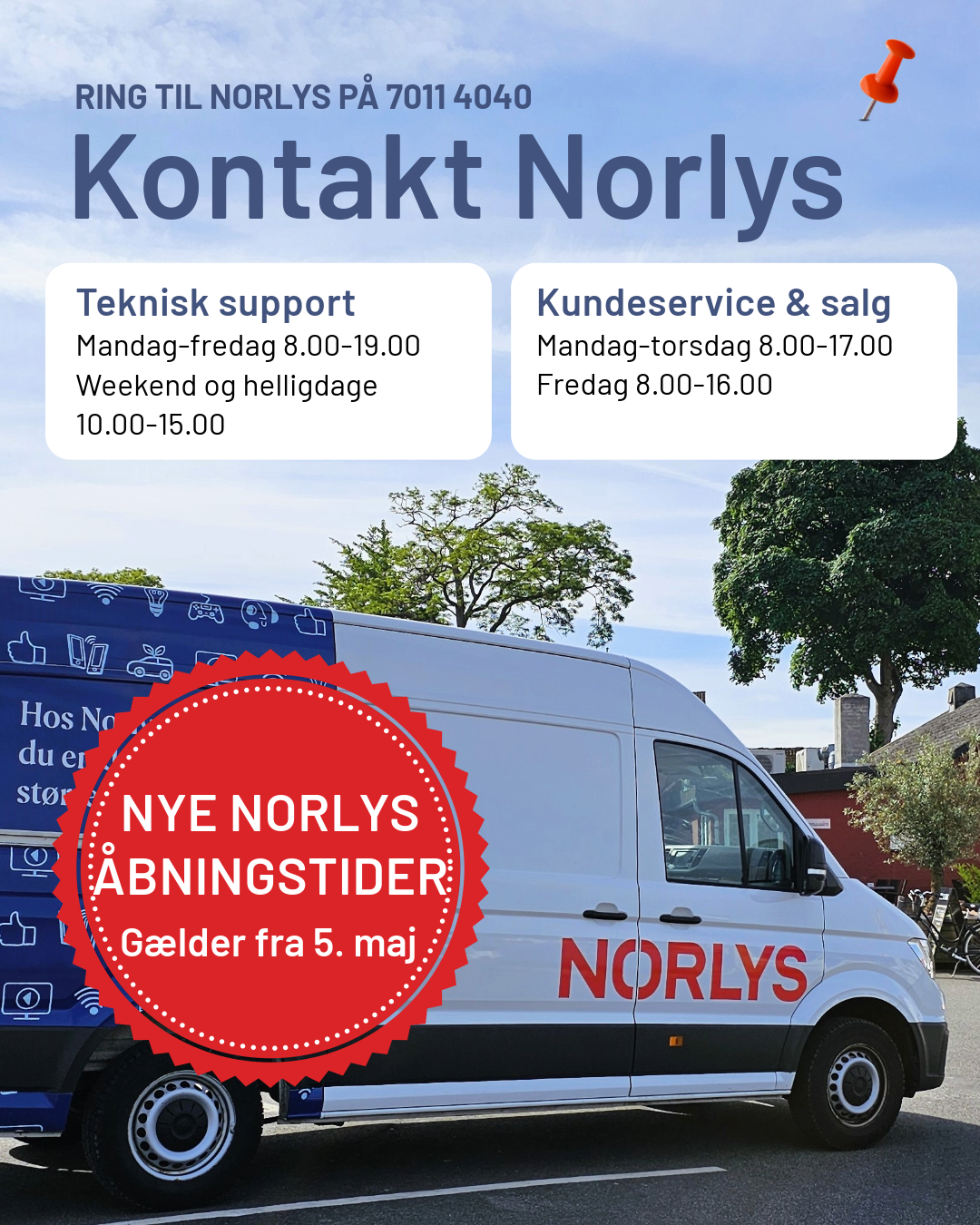 En man der sidder på en blå sofa og har en fjernbetjening i hånden