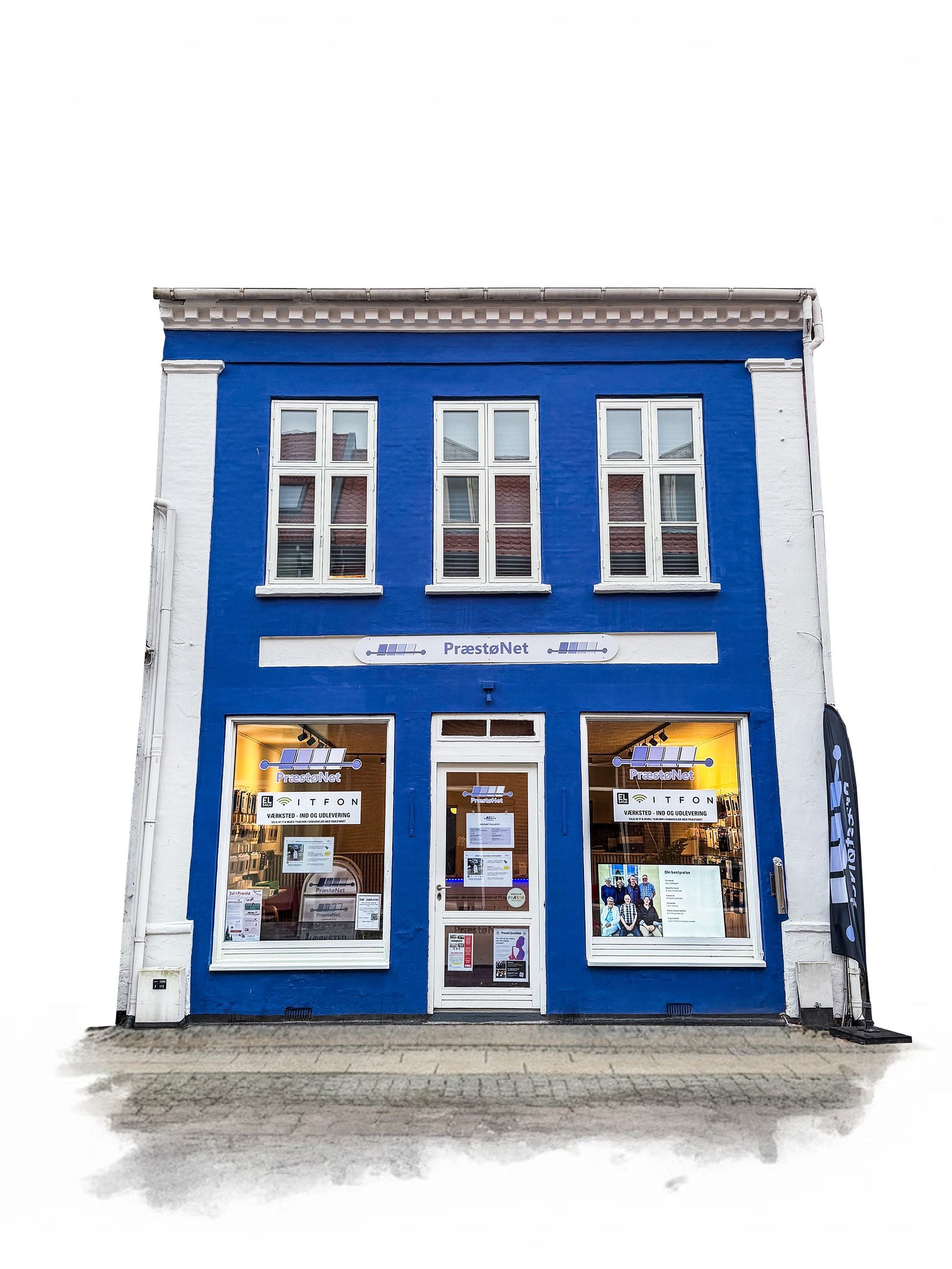 En mand i en sort t-shirt står foran en dør.