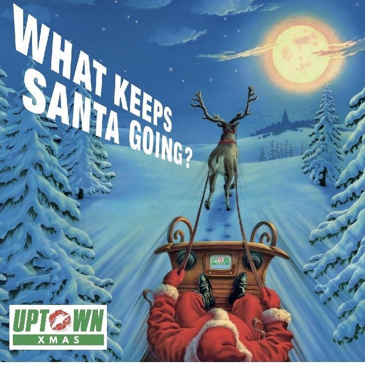 En mand i en sort t-shirt står foran en dør.