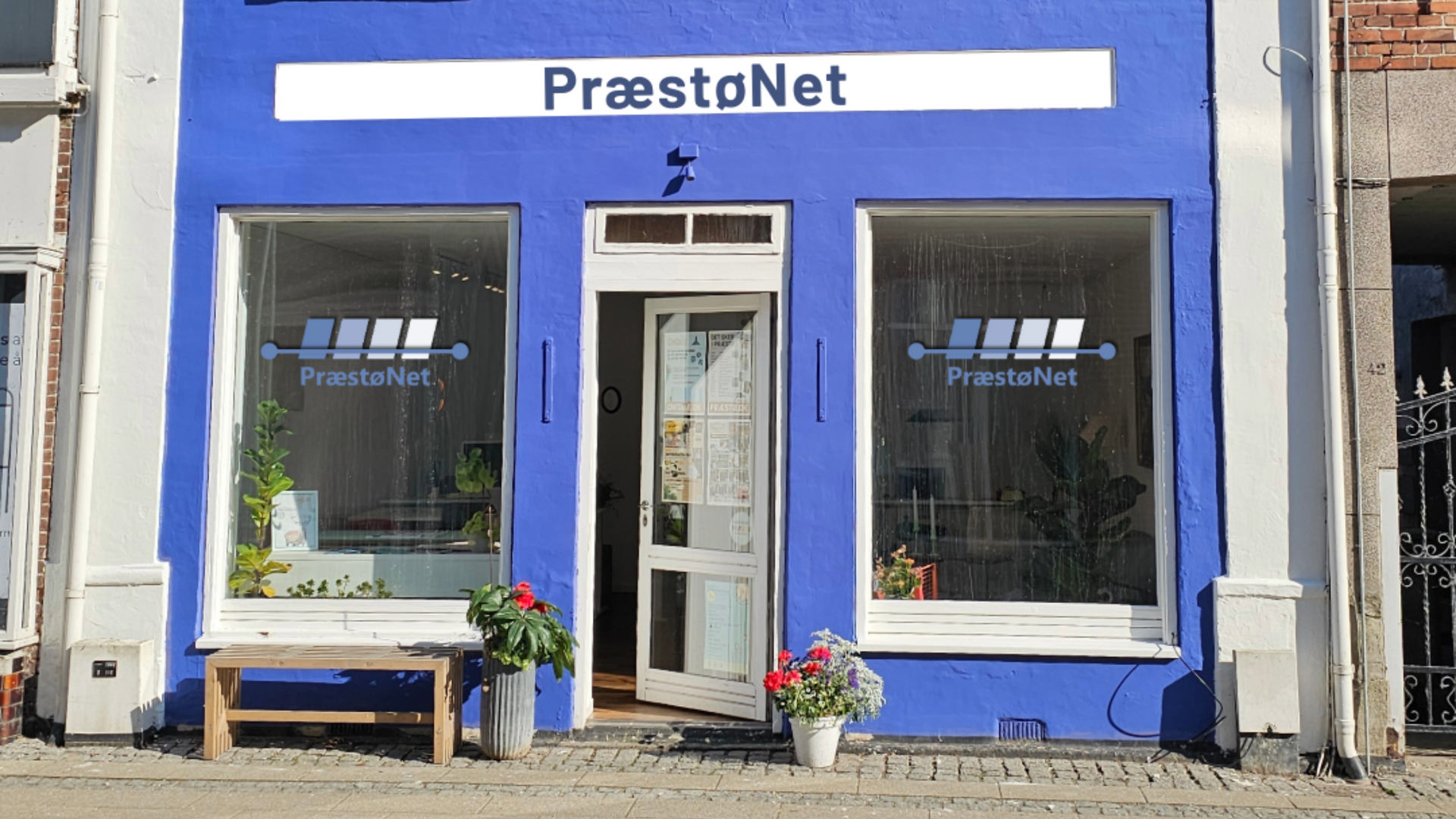 PræstøNets bil foran kontoret i Præstø