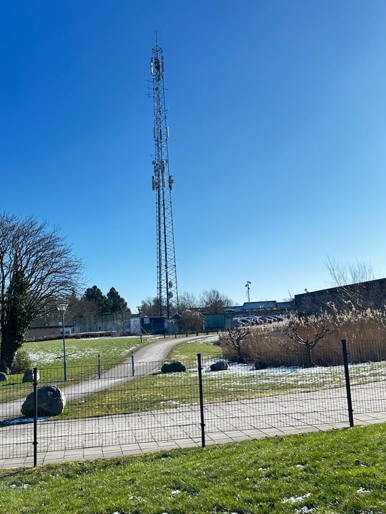 Et meget højt tårn med en kran fastgjort til det