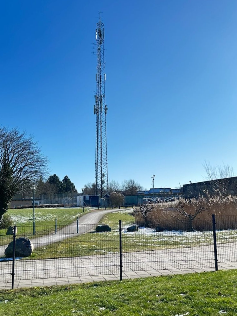 Et meget højt tårn med en kran fastgjort til det