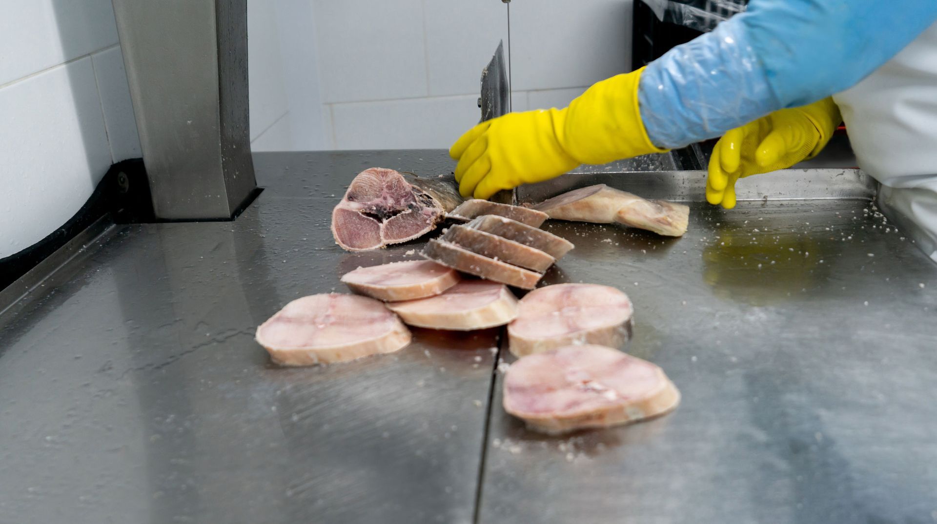 Clean cut poultry portioning knife