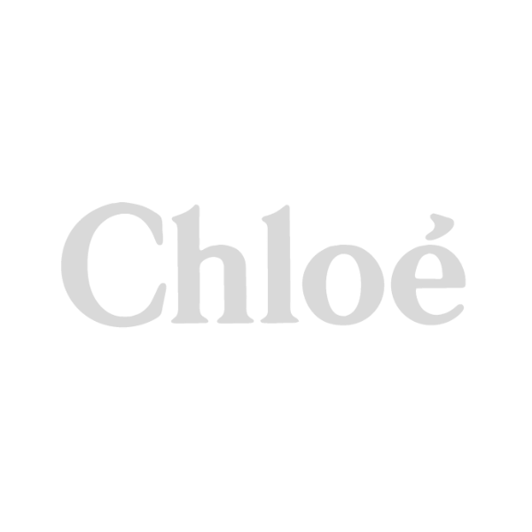Logotipo da Chloé em texto cinza claro sobre fundo branco.