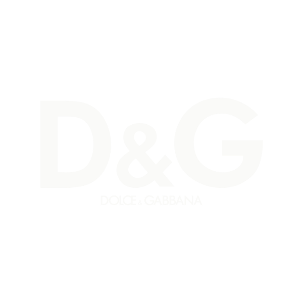 Logotipo da D&G com letras brancas sobre fundo branco. A inscrição 