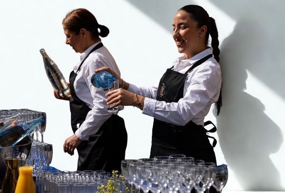 Une table de buffet avec diverses pâtisseries et collations