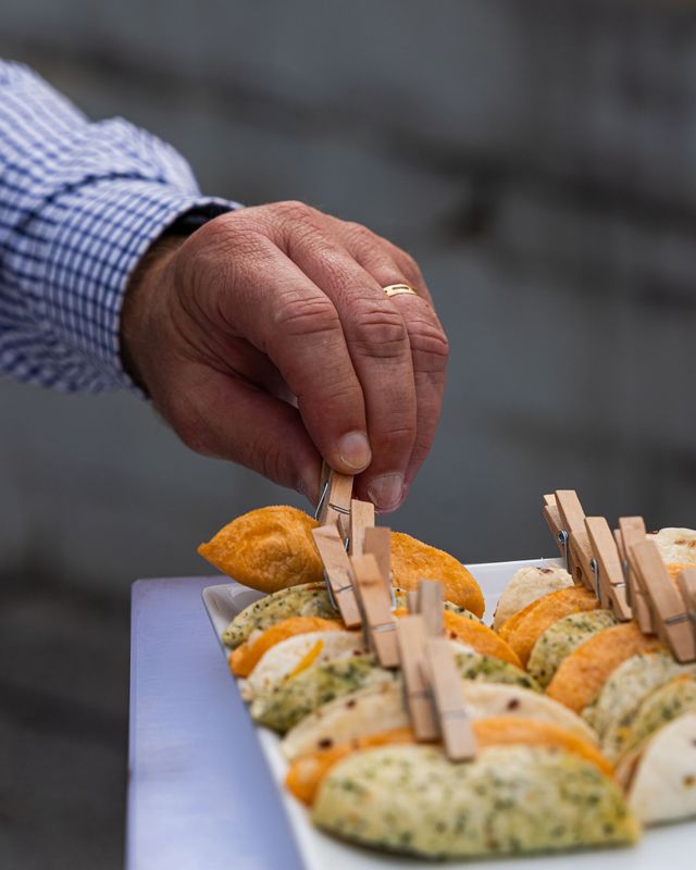 la signature de cocktail confidentiel Une main d'homme se servant à manger.