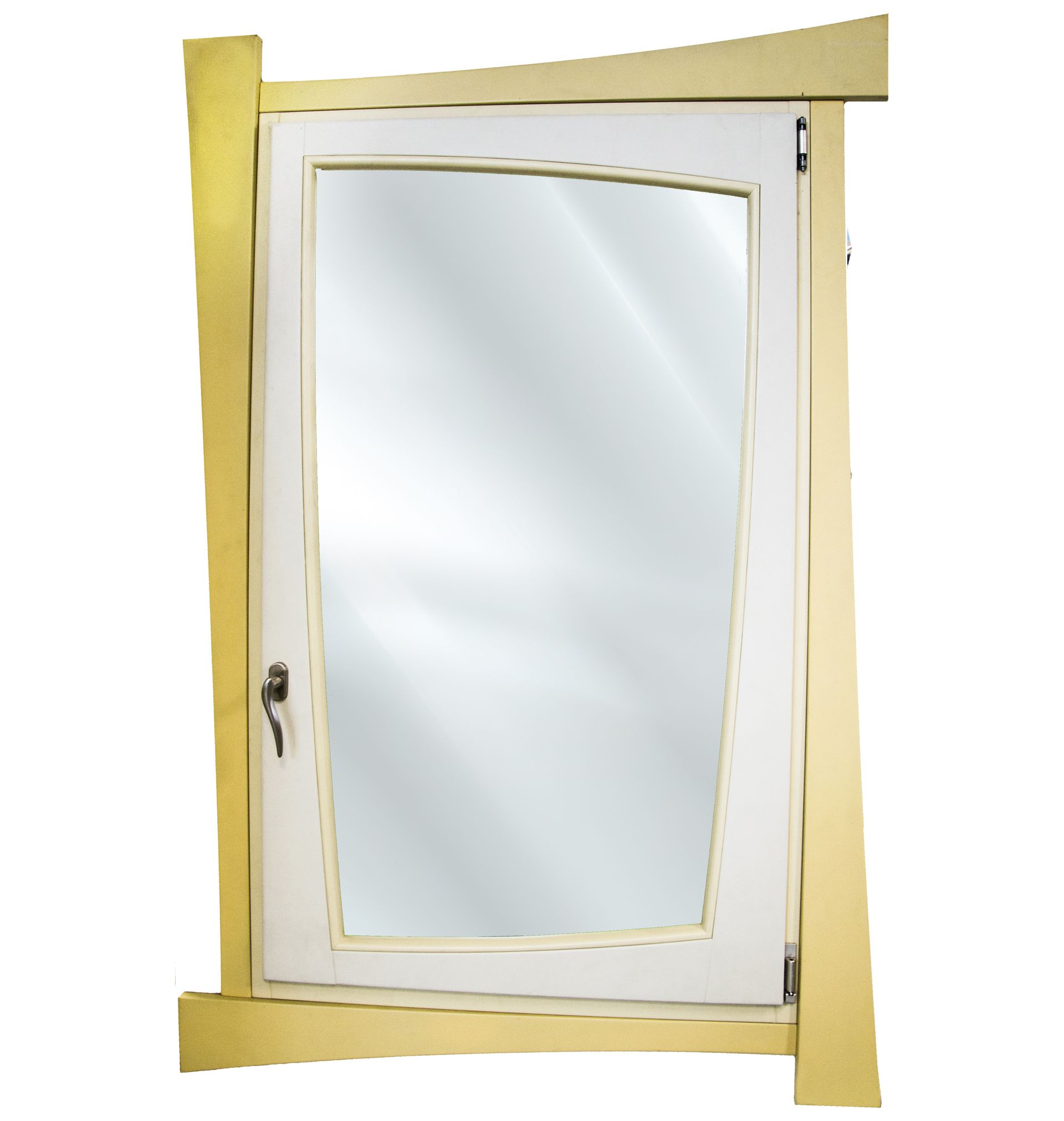 Uno specchio decorativo con una cornice bianca asimmetrica e inclinata, circondata da un bordo geometrico più ampio color oro.