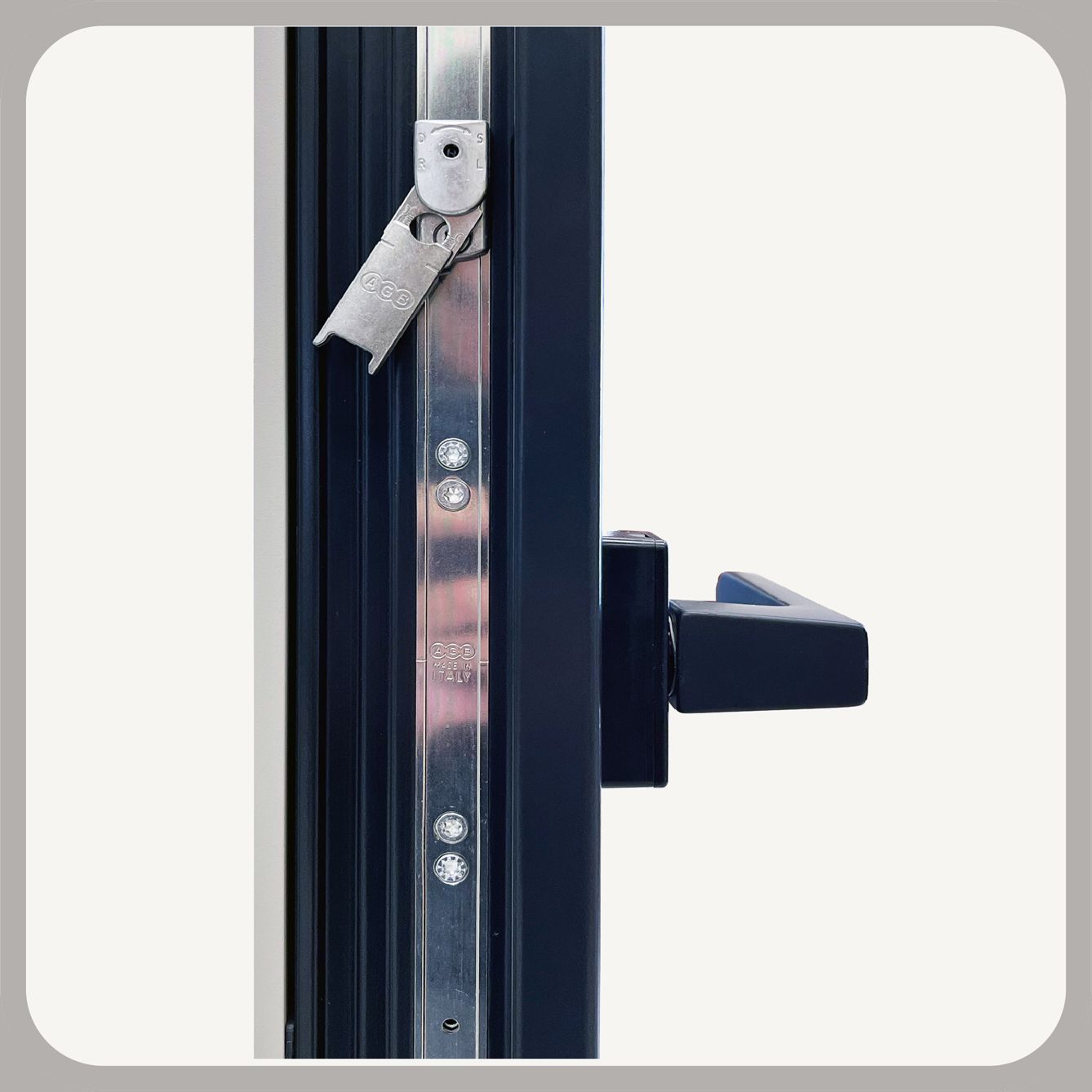 Primo piano di un telaio di finestra nero con meccanismo di chiusura in metallo e maniglia nera abbinata.