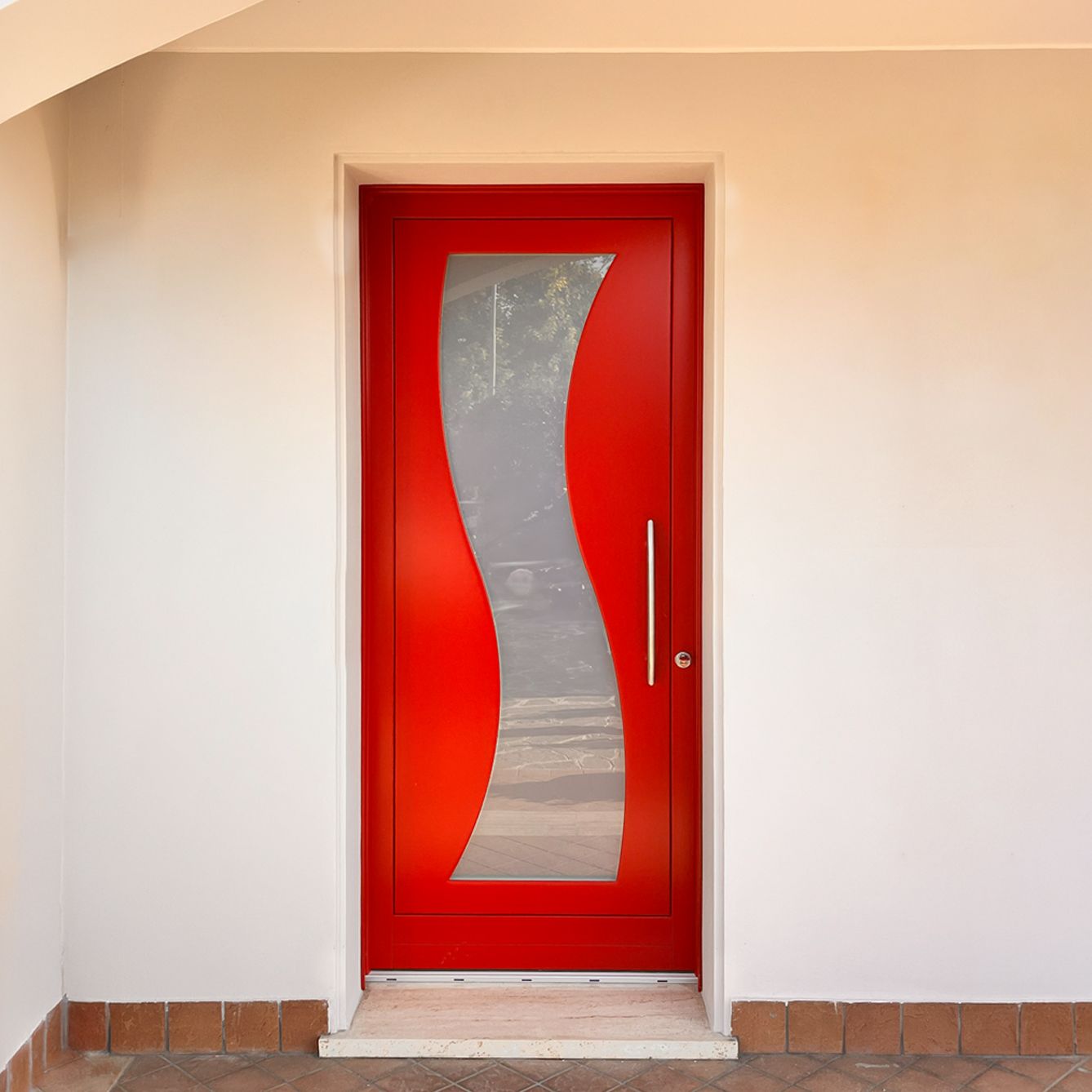 Una porta d'ingresso rosso acceso 