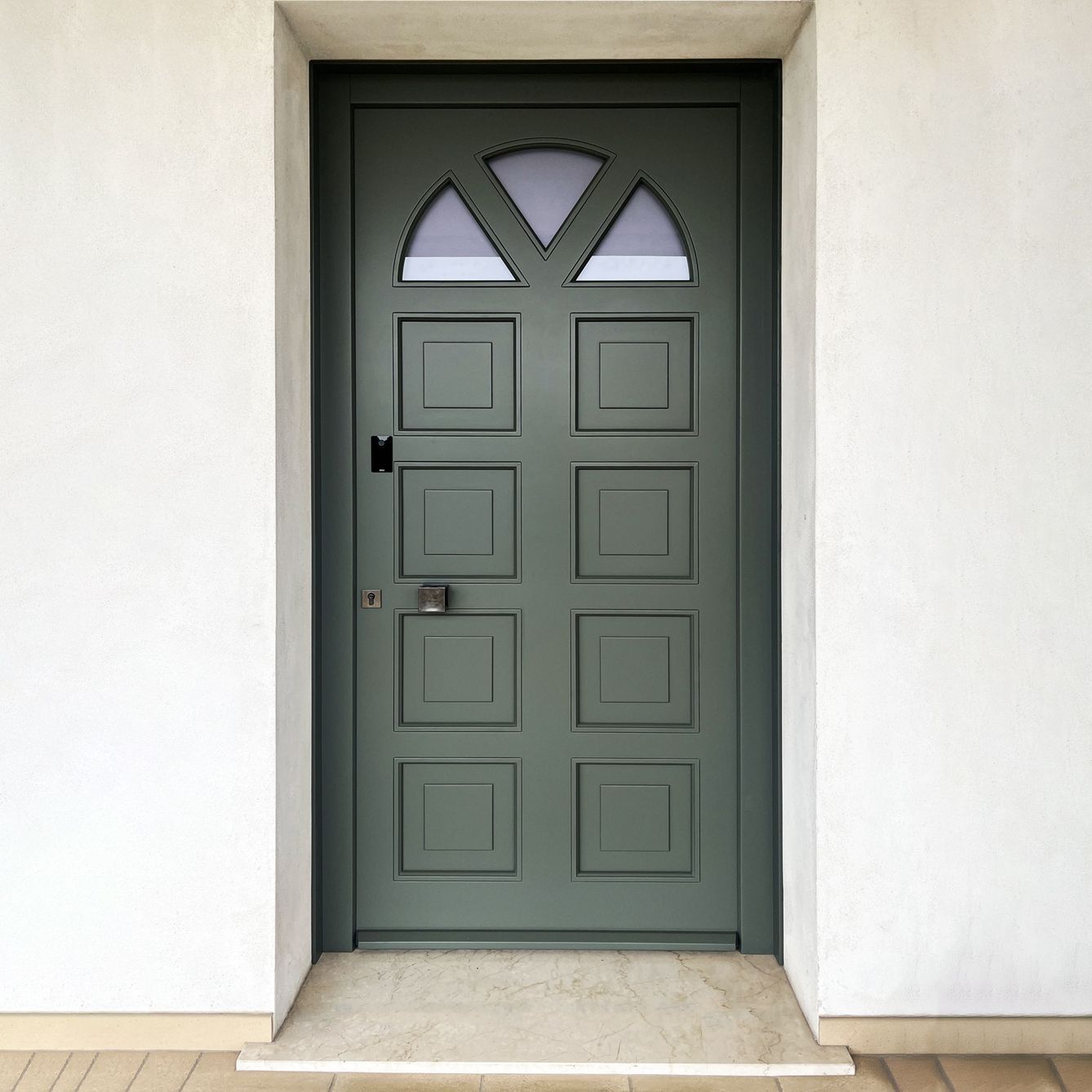 Una porta d'ingresso verde salvia scuro 