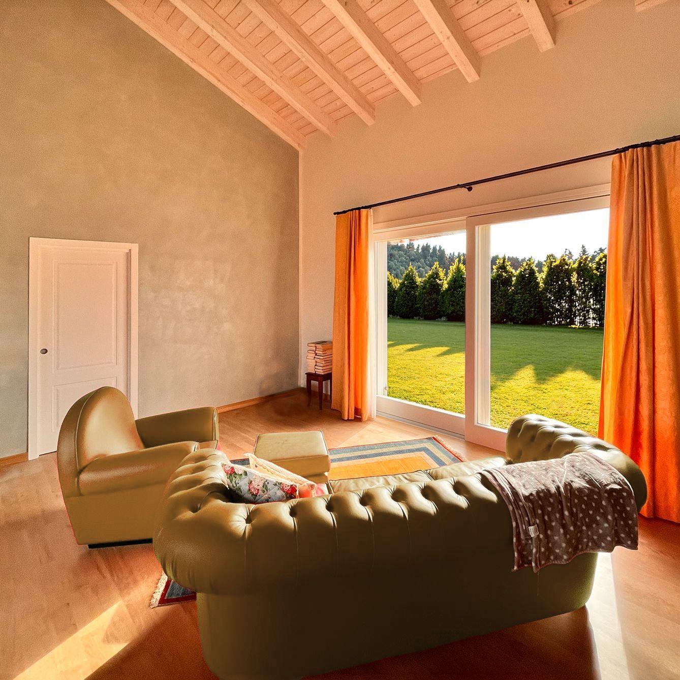 Un soggiorno con mobili in pelle rossa, tra cui un divano e una poltrona, affacciato su ampie finestre che danno su un cortile erboso.