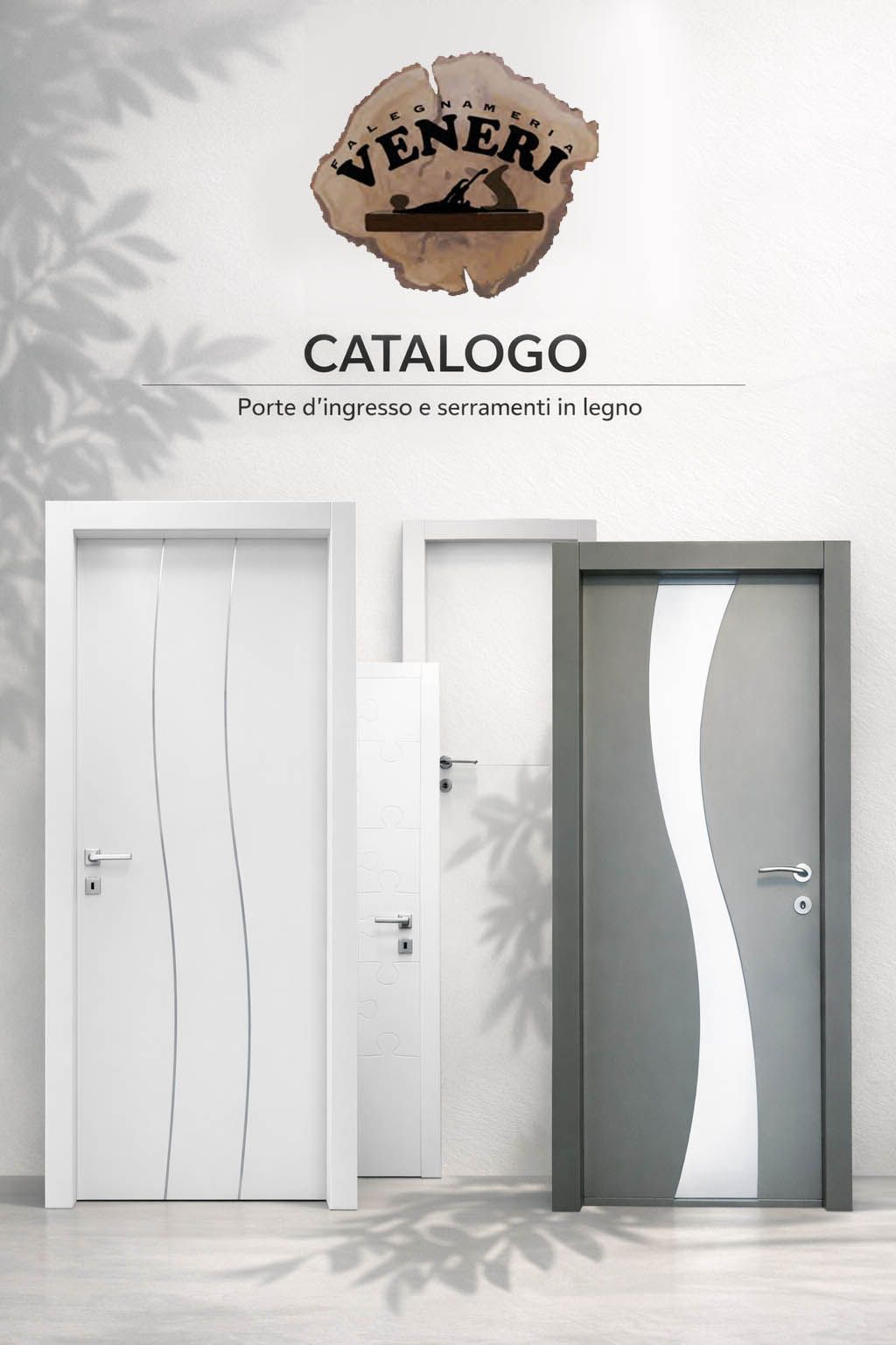 Copertina del catalogo prodotti Veneri con tre porte interne in legno, bianche e grigie, su uno sfondo neutro.