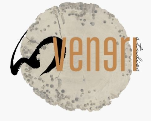 Un logo con calligrafia astratta nera, testo color beige con la scritta 