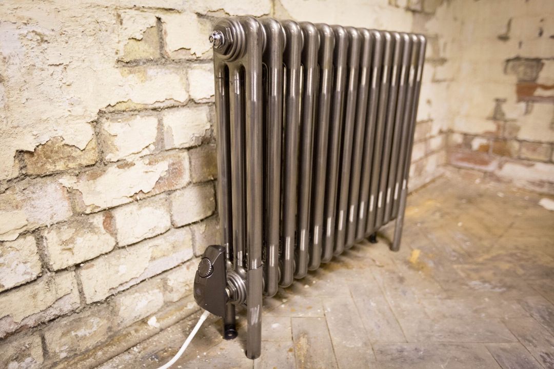 Electric column radiator in bare metal